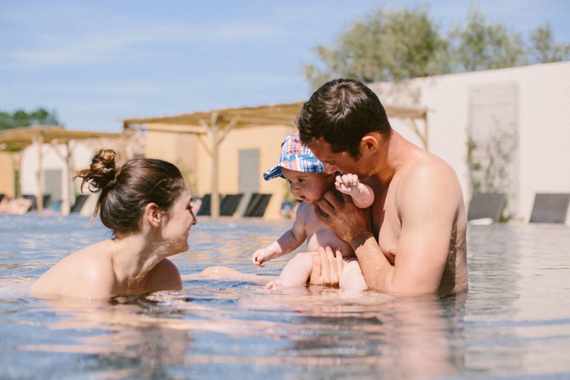 Piscine en famille au camping Le Sérignan Plage Nature