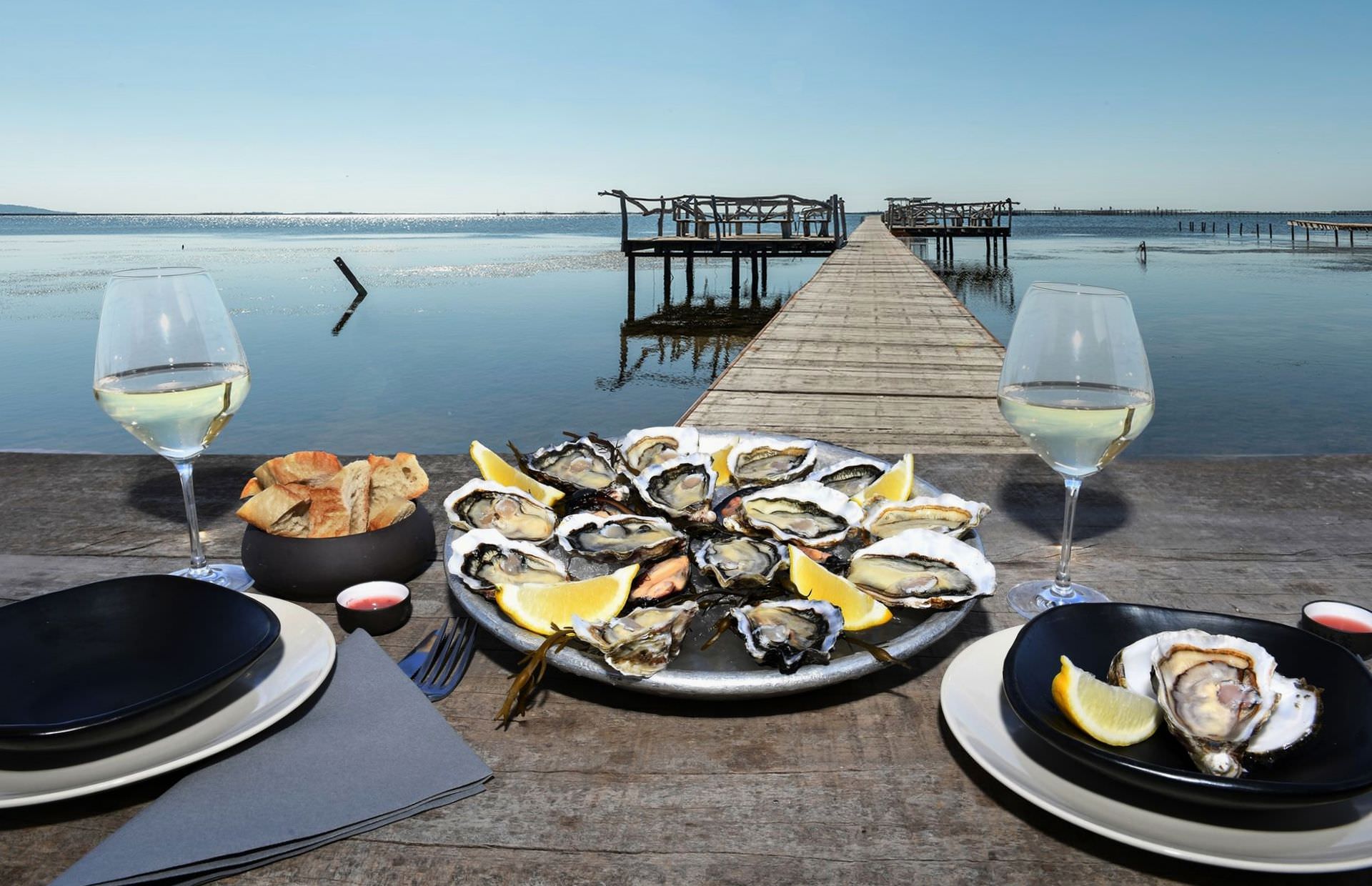 Déjeuner au bord de la lagune de Thau au comptoir de dégustation Saint Barth