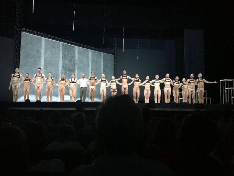 A l'Opéra Berlioz / le Corum de Montpellier, fin du spectacle "Extinction of a minor Species" de la compagnie Dresden Frankfurt Dance dirigée par Jacopo Godani