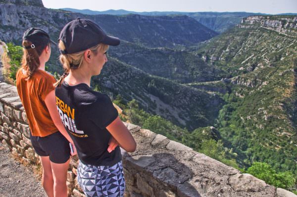 Deux copines admirent le Cirque de Navacelles