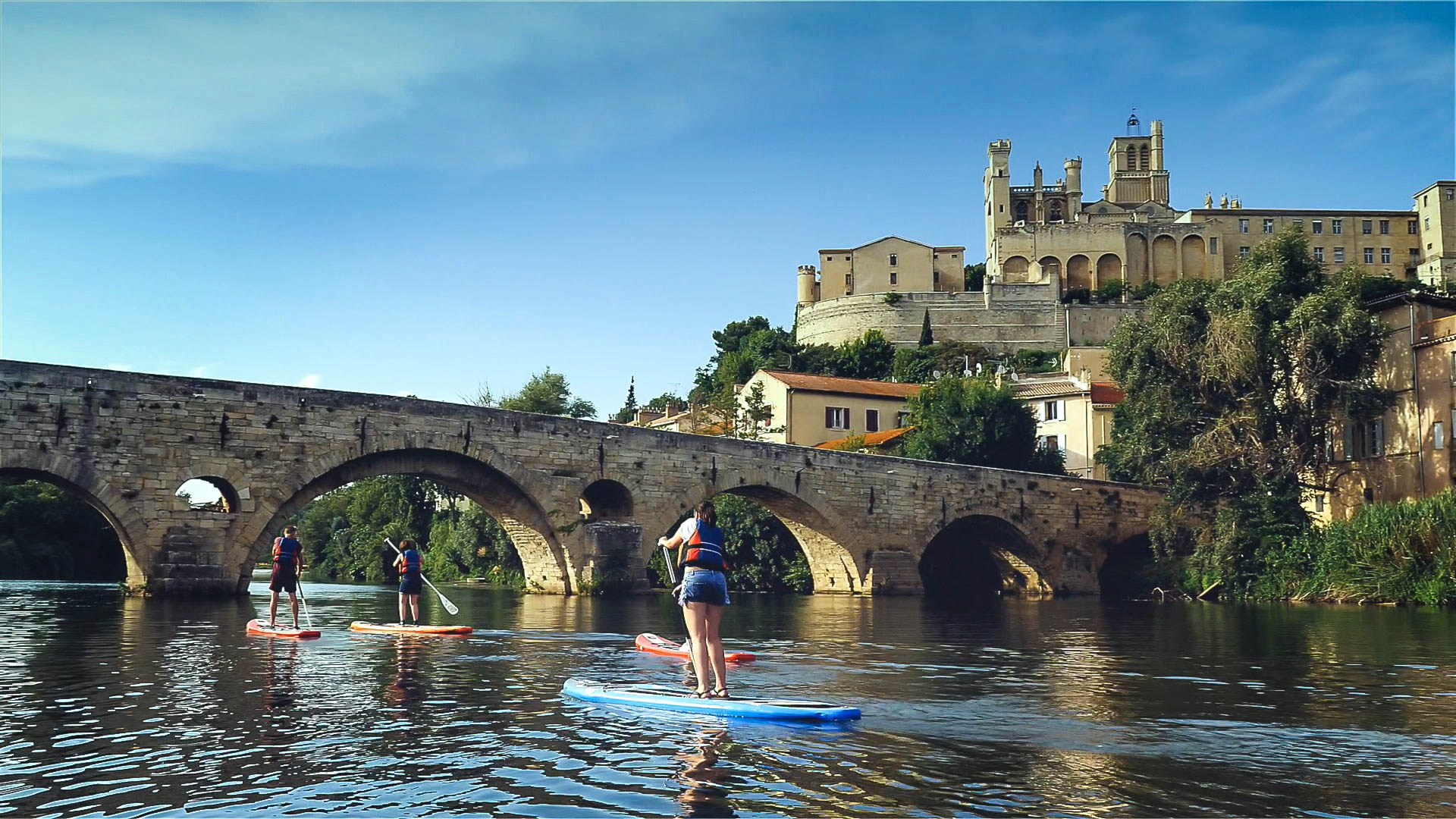 Groupe d'amis en Paddle sur l'Orb au pied de la cathédrale de Béziers