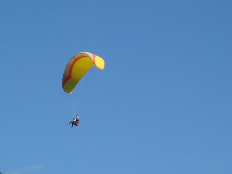 Parapente dans les airs