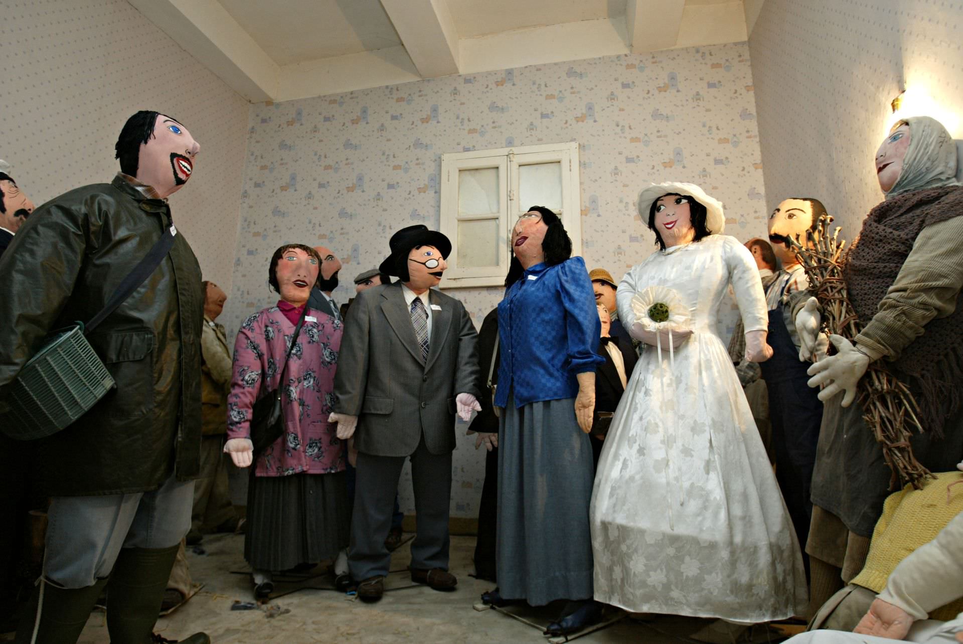 Petetas de Murviel Lès Béziers - Poupées de chiffon à taille humaine représentant des convives d'un mariage autour de la mariée