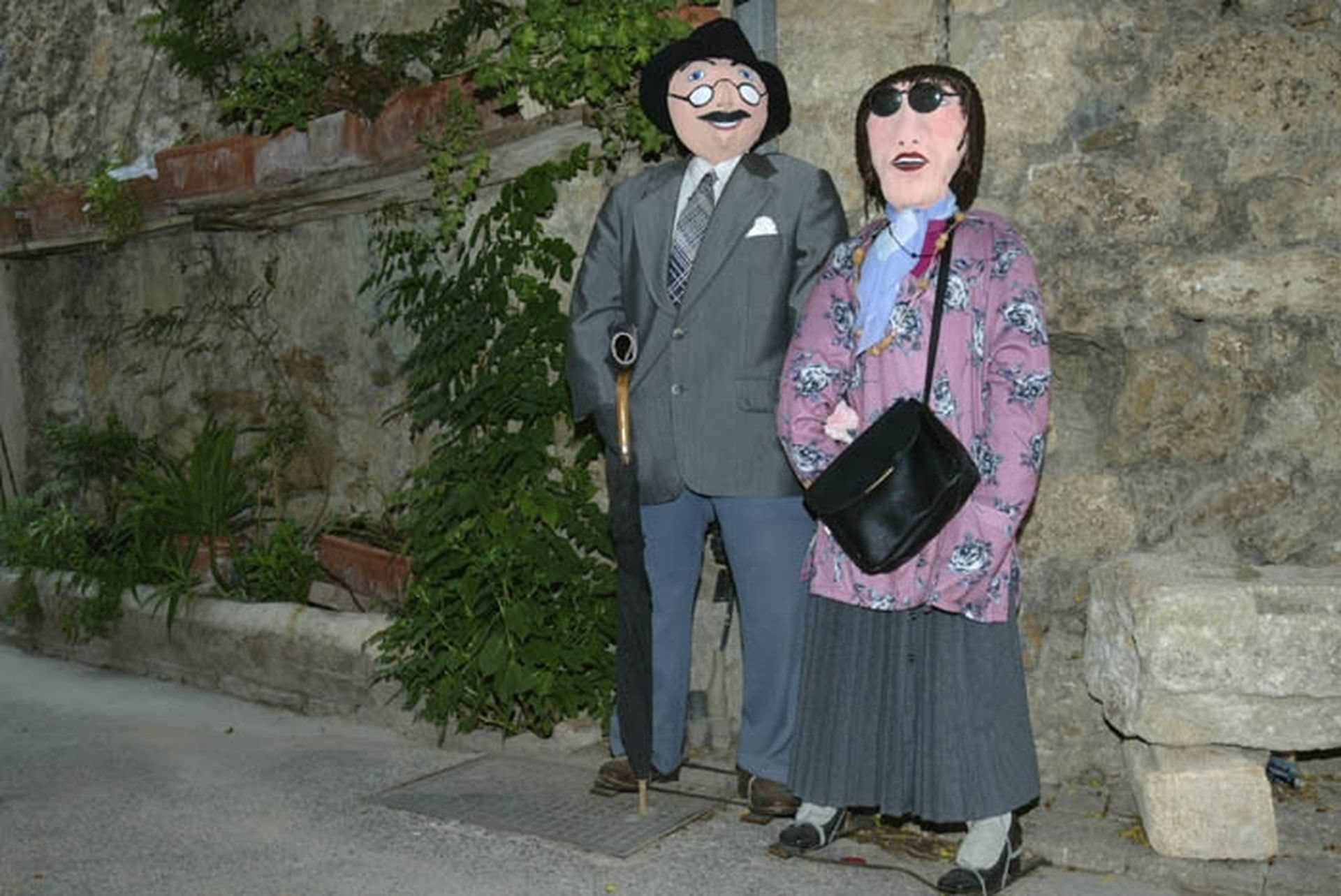 Petetas de Murviel Lès Béziers - Un couple de poupées de chiffon à taille humaine dans une ruelle du village