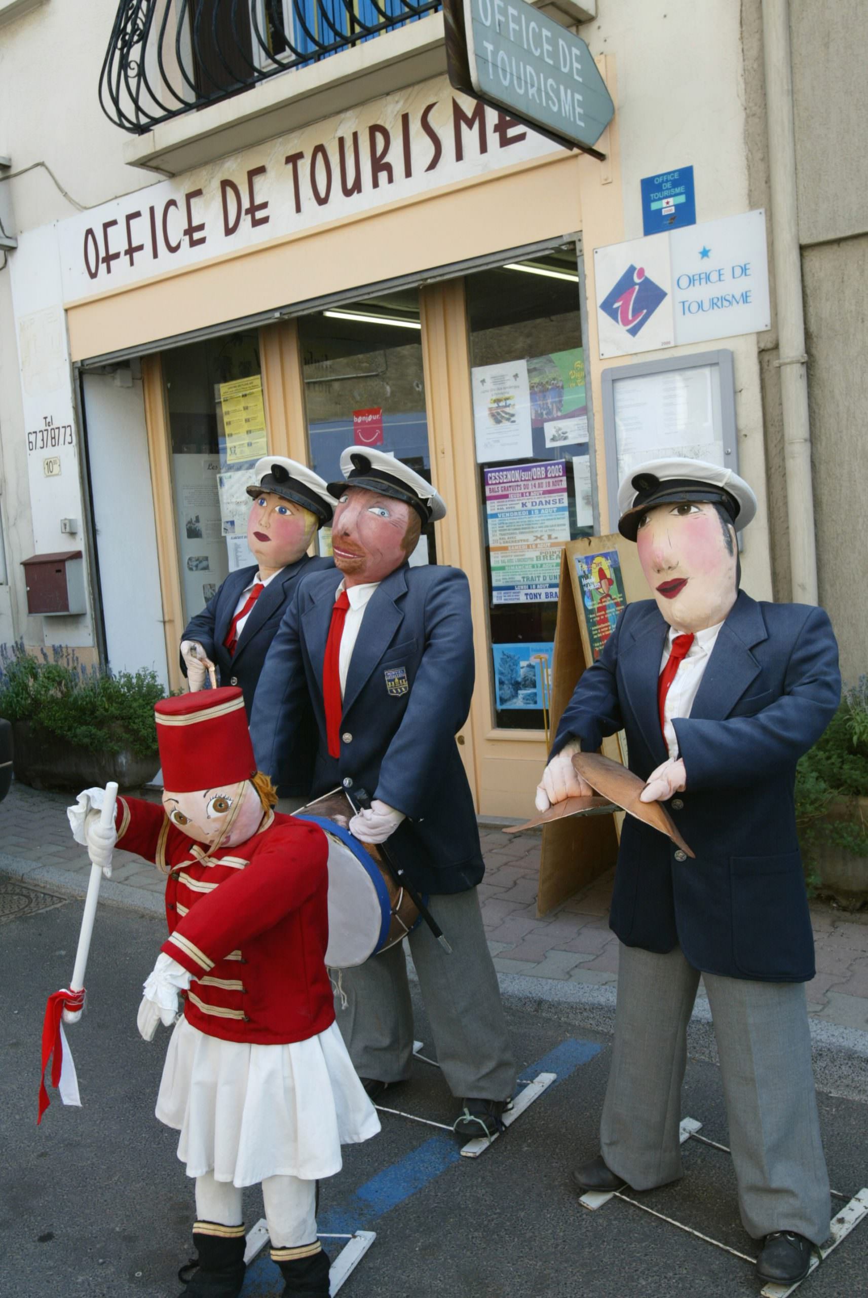 Petetas de Murviel Lès Béziers - Groupe de 4 poupées de chiffons représentant une fanfare devant l'Office de Tourisme