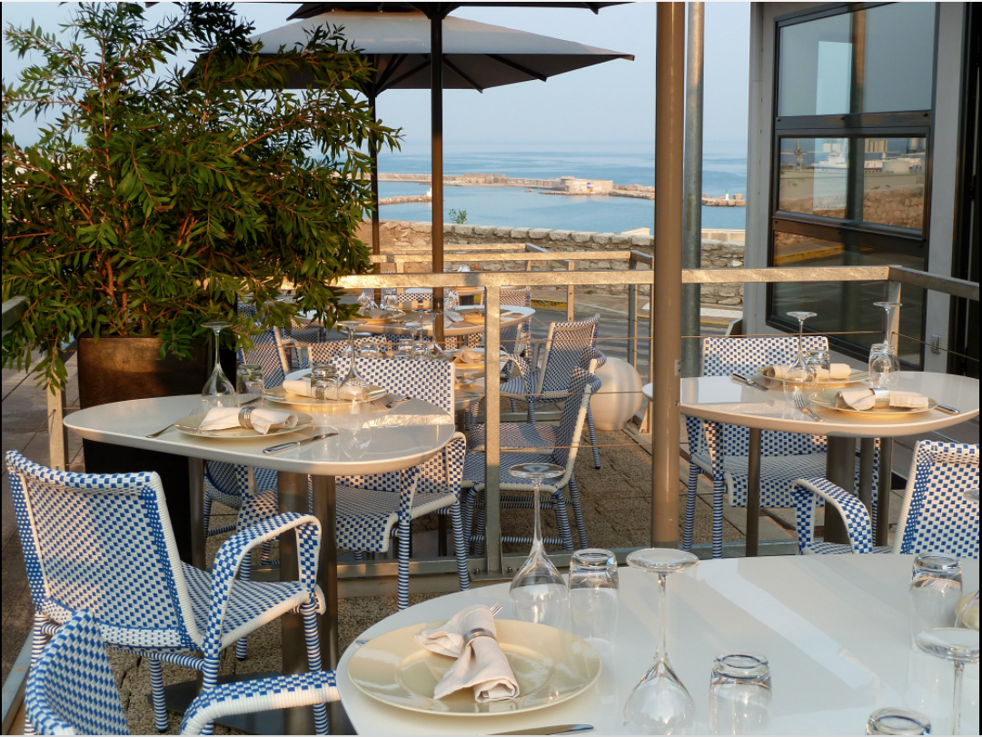 Vue sur la terrasse et la mer depuis le restaurant La Coquerie à Sète