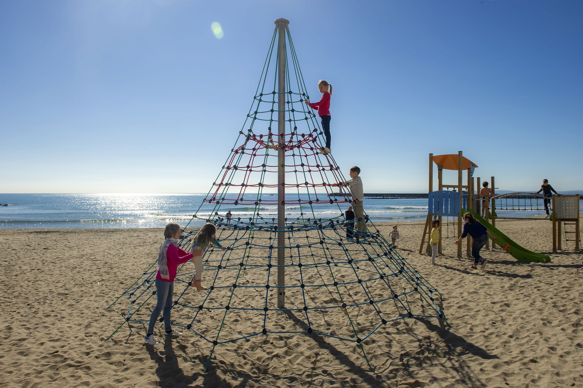 Enfants jouant sur la plage du Grau d'Agde