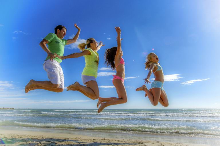 Famille qui saute à la plage