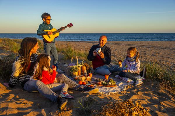 Portiragnes, famille qui pique nique le soir sur la plage