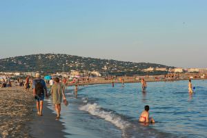 Couple de jeuniors qui se balade sur la Plage du Lido à Sète