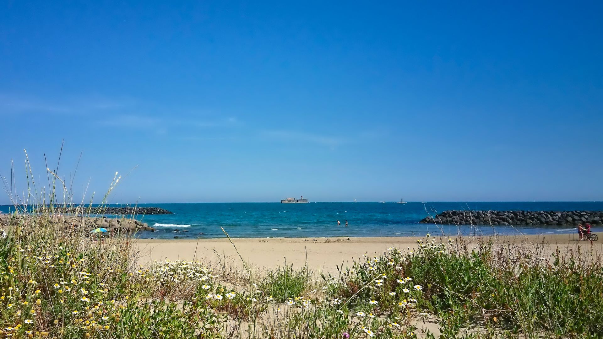 Plage de Richelieu Cap d'Agde. Vue sur Fort Brescou