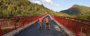 Enfants à vélo sur la voie verte Passa Païs à Olargues