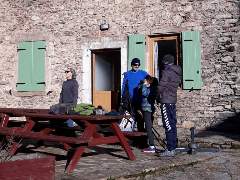 hébergement rando - randonneurs en terrasse au gîte d'étape