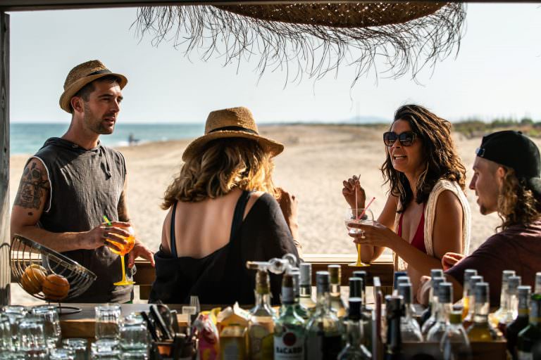 Apéro entre amis au Restaurant de Plage à Sète