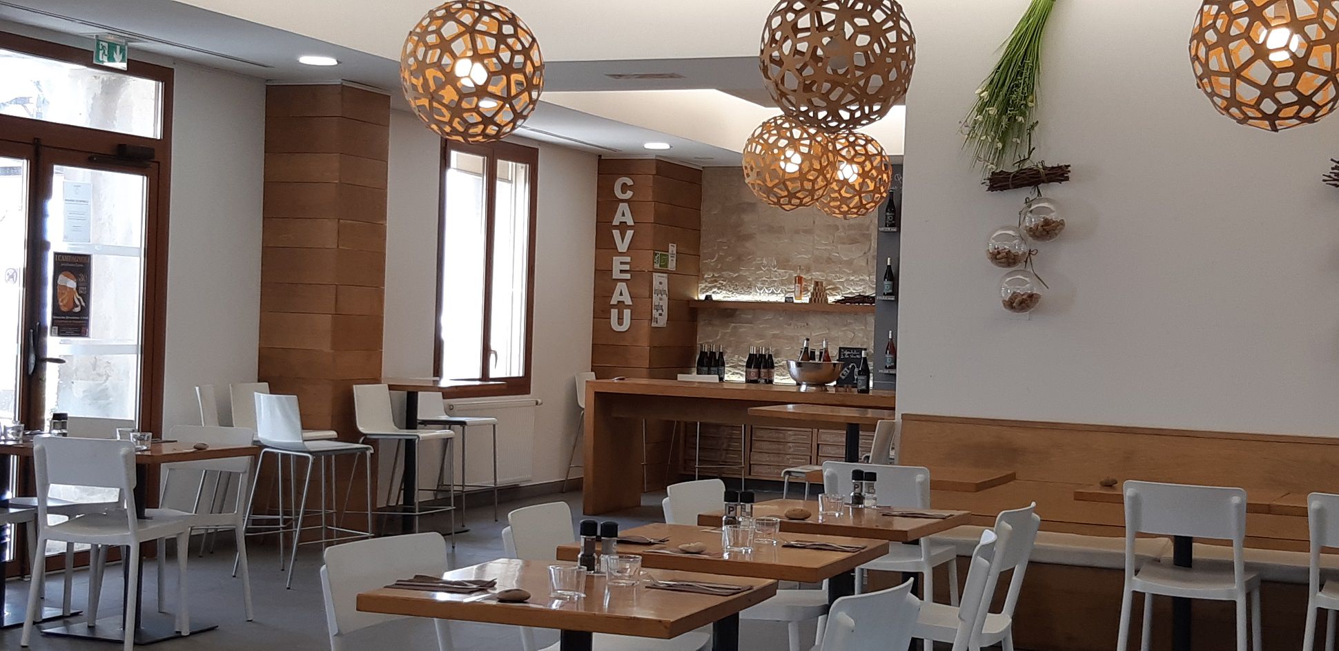 Salle intérieure du restaurant. Décoration sur les tons doux couleur bois et blanc