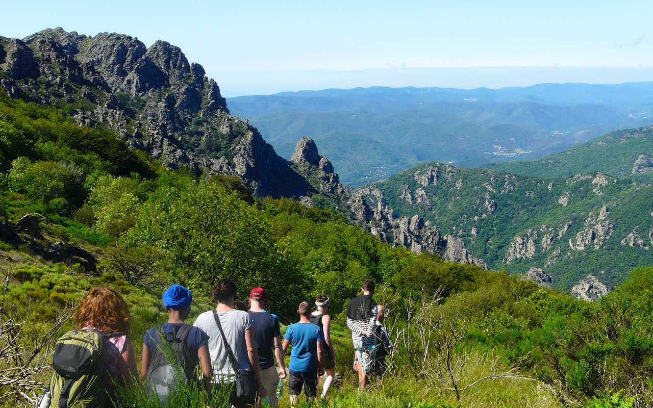 Descente vers l'Airolle lors d'un Séjour itinérance en groupe d'amis avec Les Marcheurs du Caroux