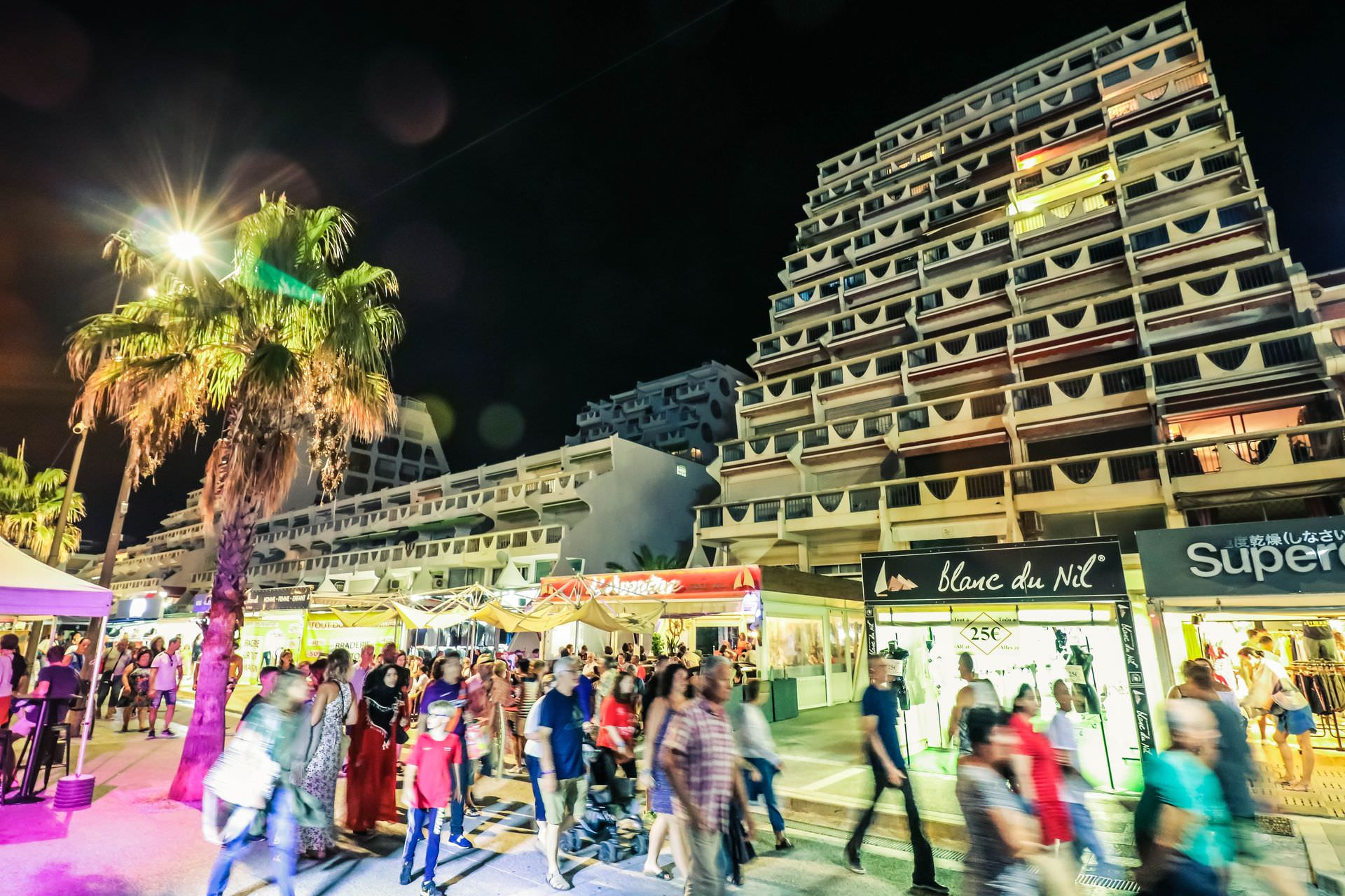 Soirée d'été sur le Quai Charles de Gaulle à la Grande Motte