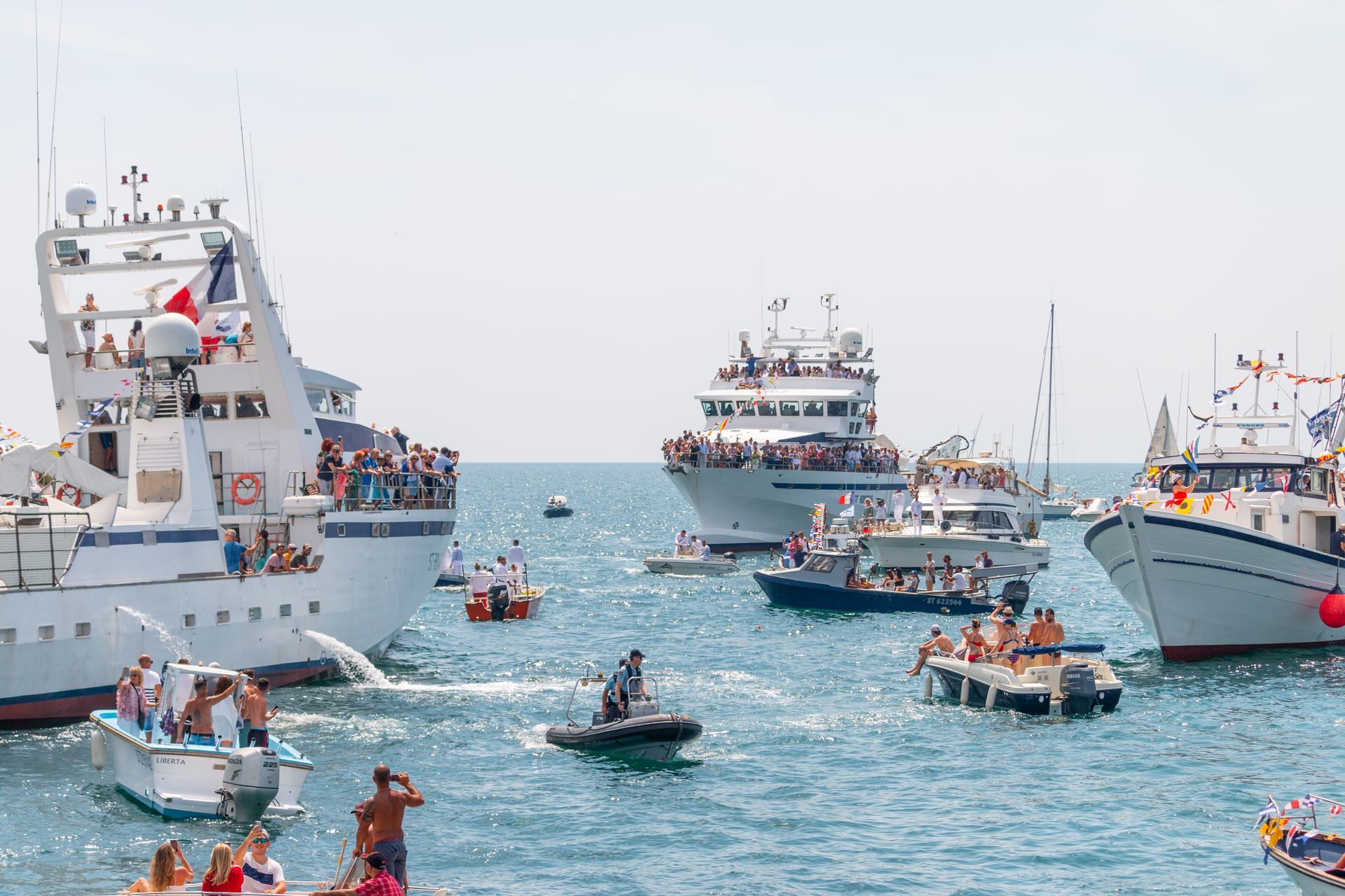 Bateaux de plaisance petits et grands, en train d'apprécier les fêtes de la Saint-Pierre à Sète