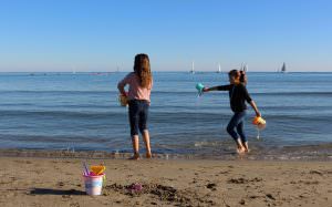 Enfants qui jouent sur la Plage à Palavas les Flots rive gauche