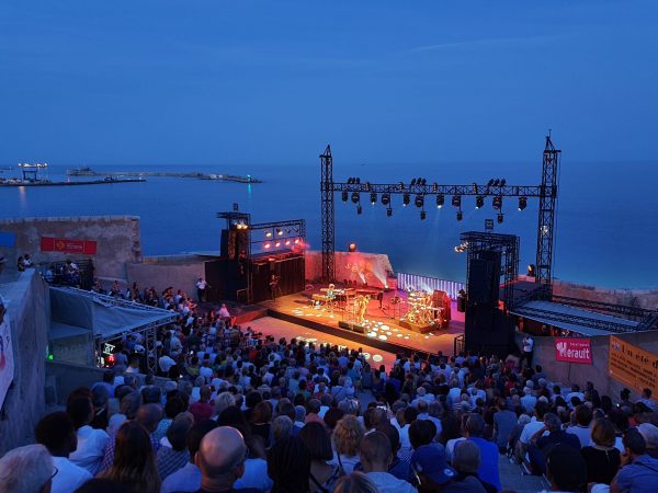 Concert au Théâtre de la mer à Sète de nuit l'été