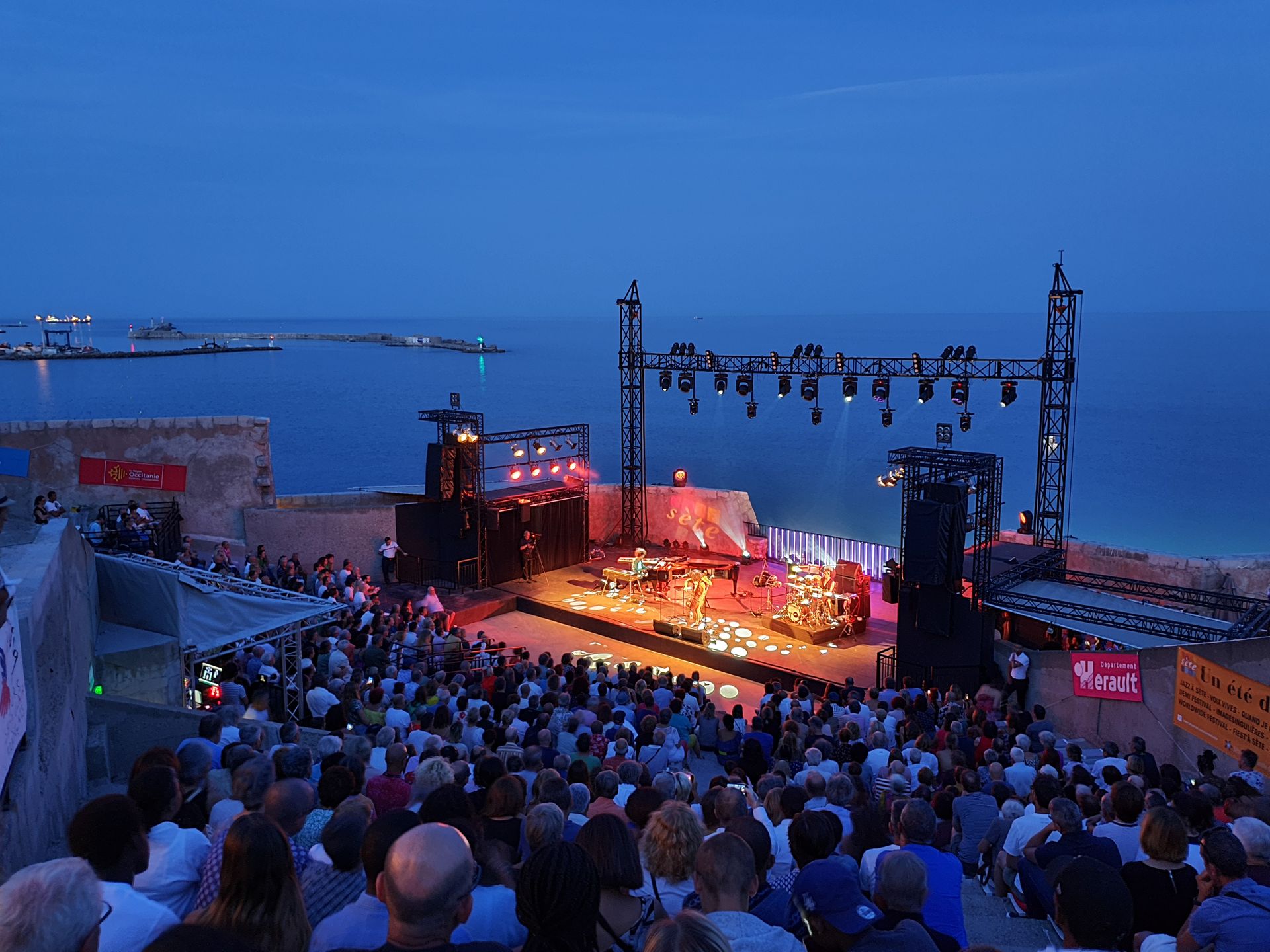 Concert au Théâtre de la mer à Sète de nuit l'été