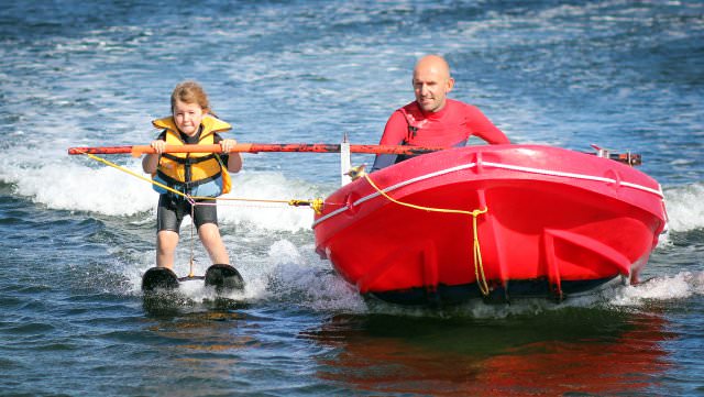 Petit fille en initiation au ski nautique sur l'étang de Thau avec Kithau