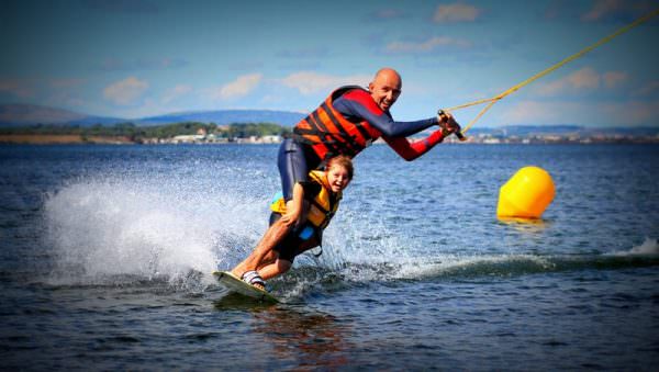 Famille en wakeboard sur un Téléski nautique sur l'étang de Thau avec Kithau