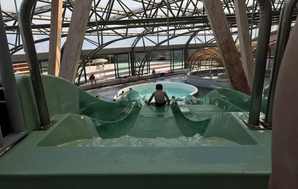 L'Archipel de l'eau au Cap d'Agde, vu d'un enfant dans un tobogan avec la piscine en bas