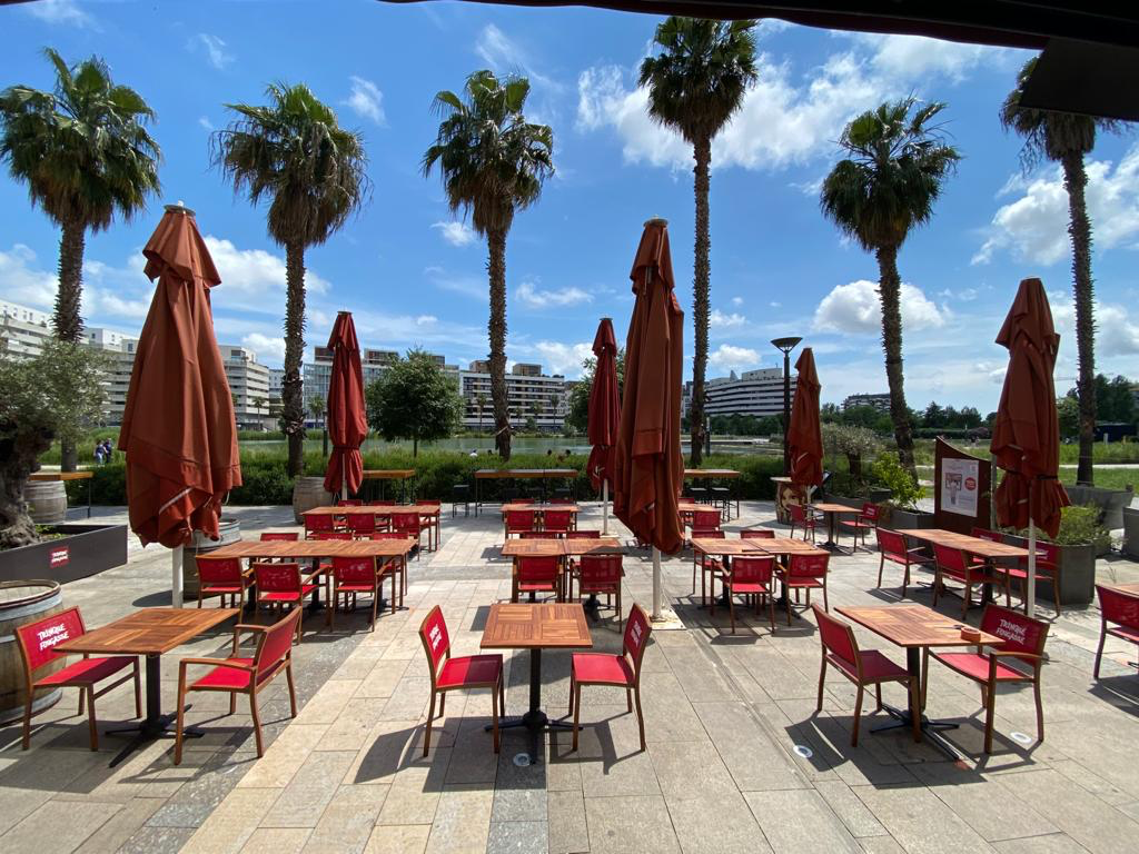 Vue sur la terrasse extérieure du bar à vin O Sud à Montpellier