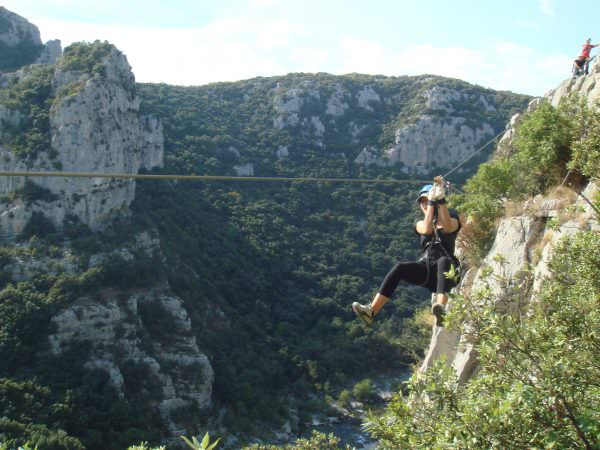 Tyrolienne au dessus de l'Hérault en via ferrata