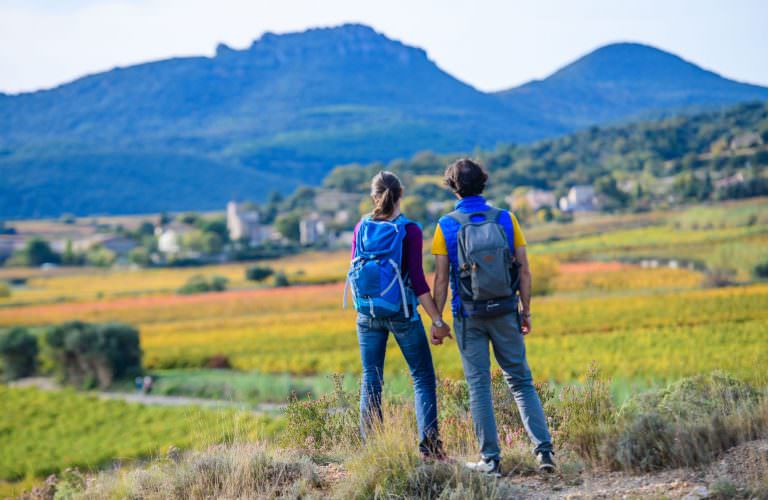 Couple en Oenorando à Montpeyroux qui regarde le Barry et le roc des 2 vierges