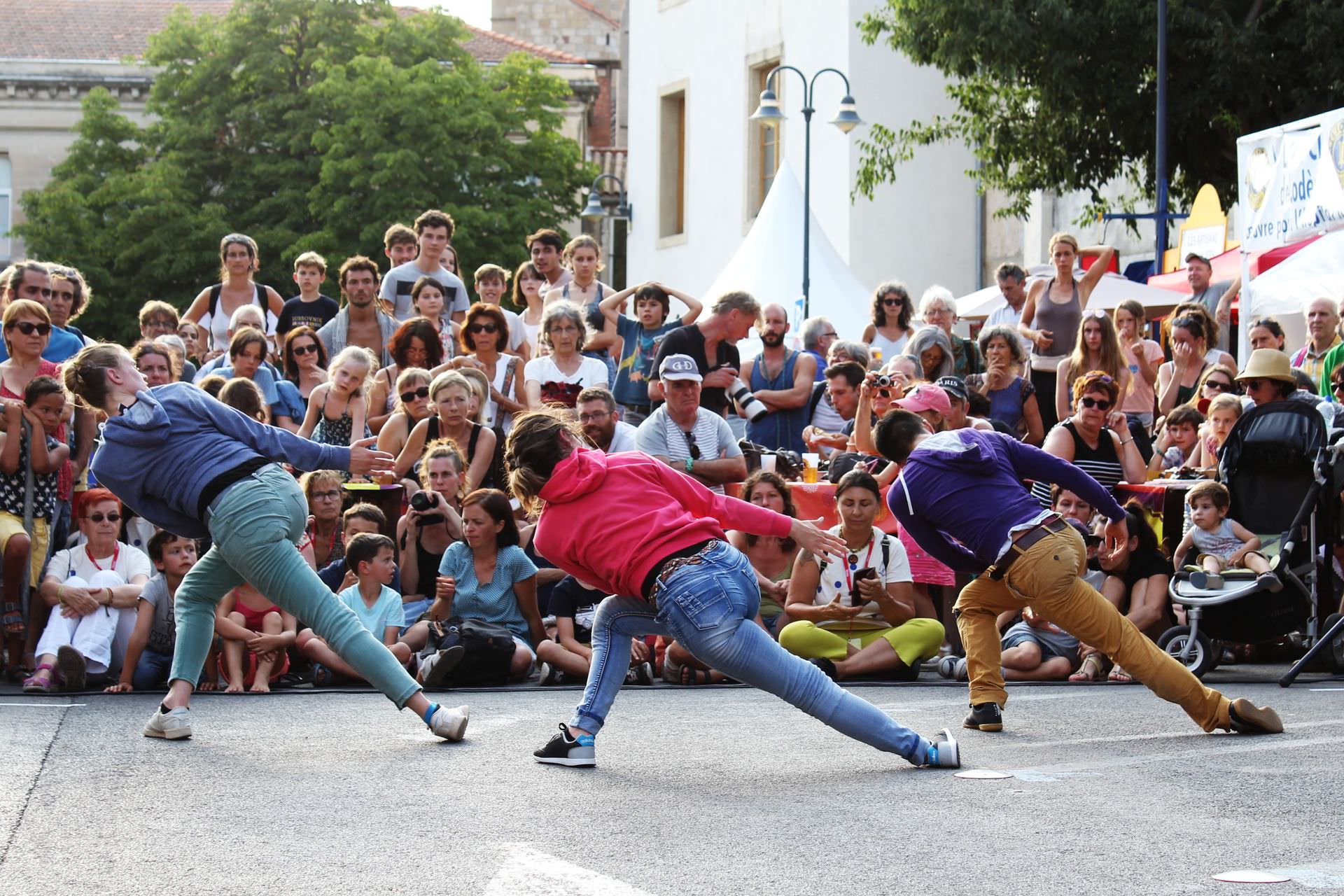 Groupe Génération Pomm(ée) en train de danser devant des spectateurs en famille dans le cadre du Festival Résurgence à Lodève