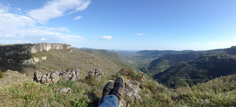 Vue sur la vallée de Lauroux vers la Grotte de Labeil