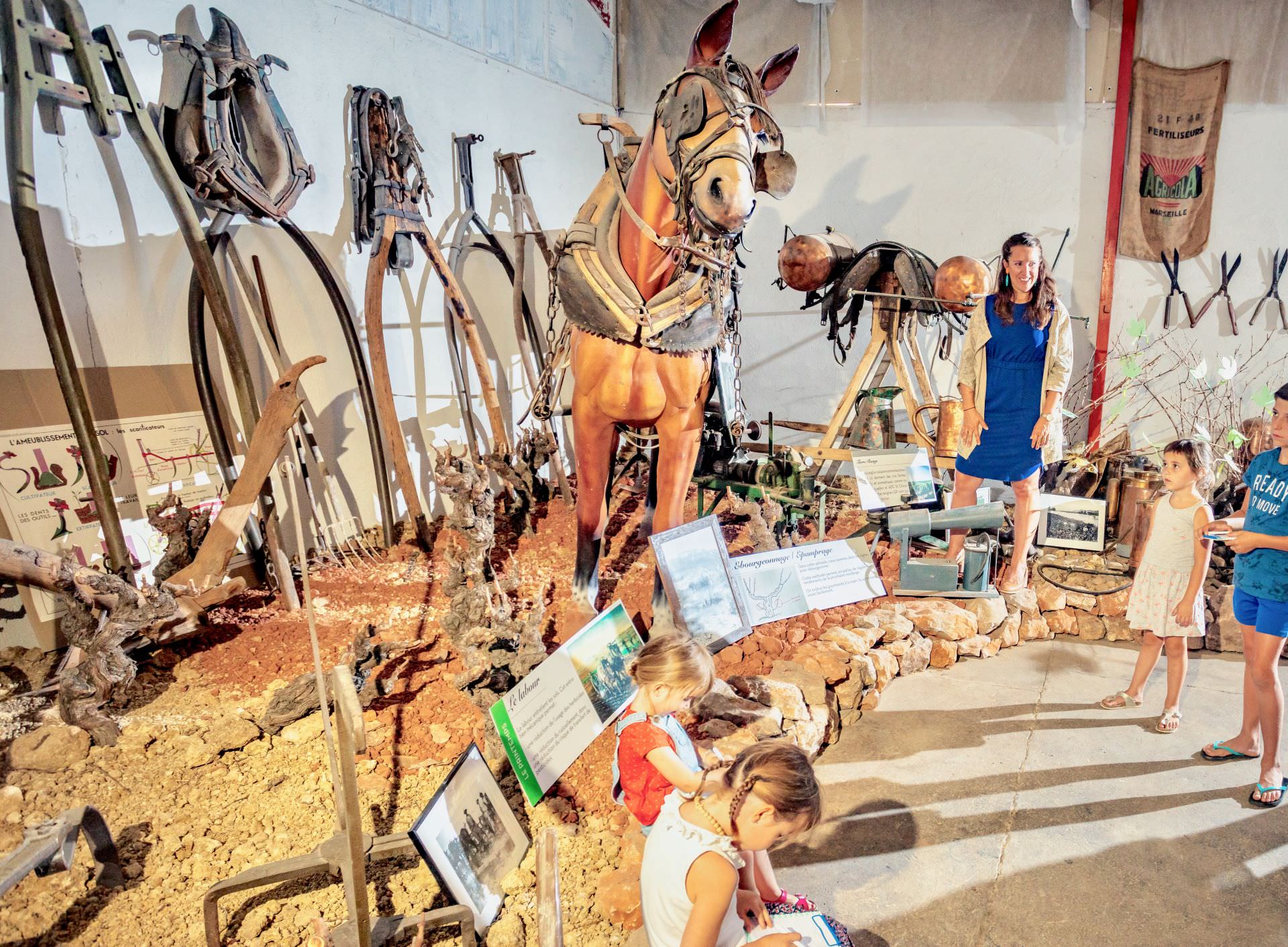 Famille en visite Musée des Emile Vignerons à Cazouls les Béziers