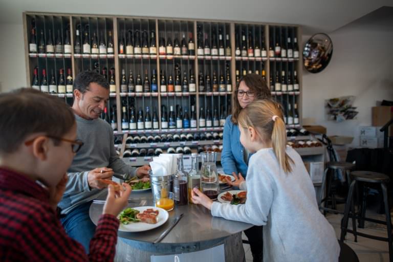 Déjeuner en famille à la Boutique Terroir Invinaterra à Sauteyrargues