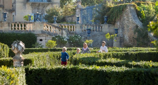 Enfants jouant dans les jardins du château de Flaugergues