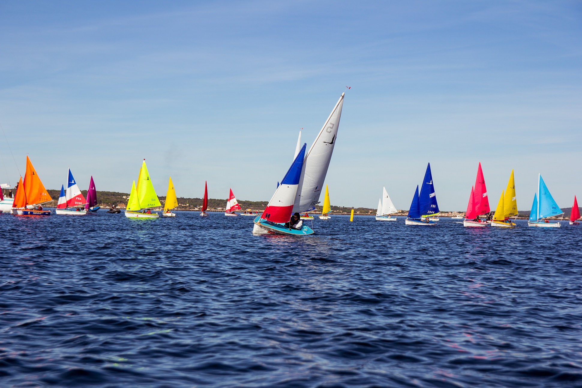 Voiliers sur l'étang de Thau avec le Yatch Club de Mèze