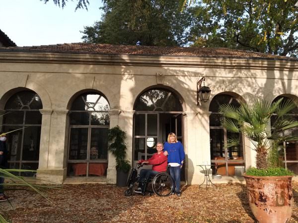 Couple avec un handicap moteur devant un domaine viticole