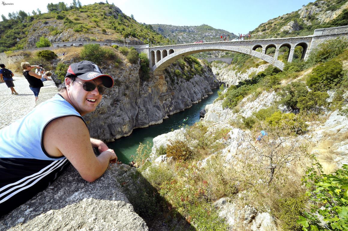 Conseil pour un handicap mental : jeune homme sur le pont du Diable à Aniane