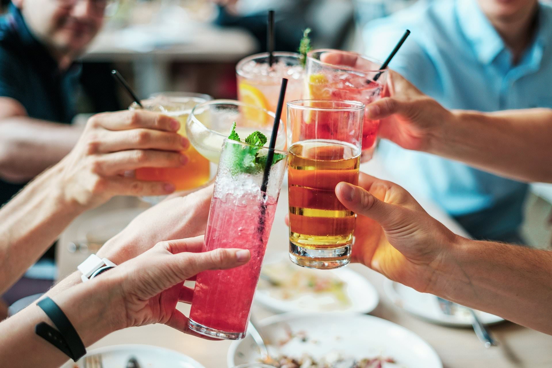 Verres colorés qui trinquent