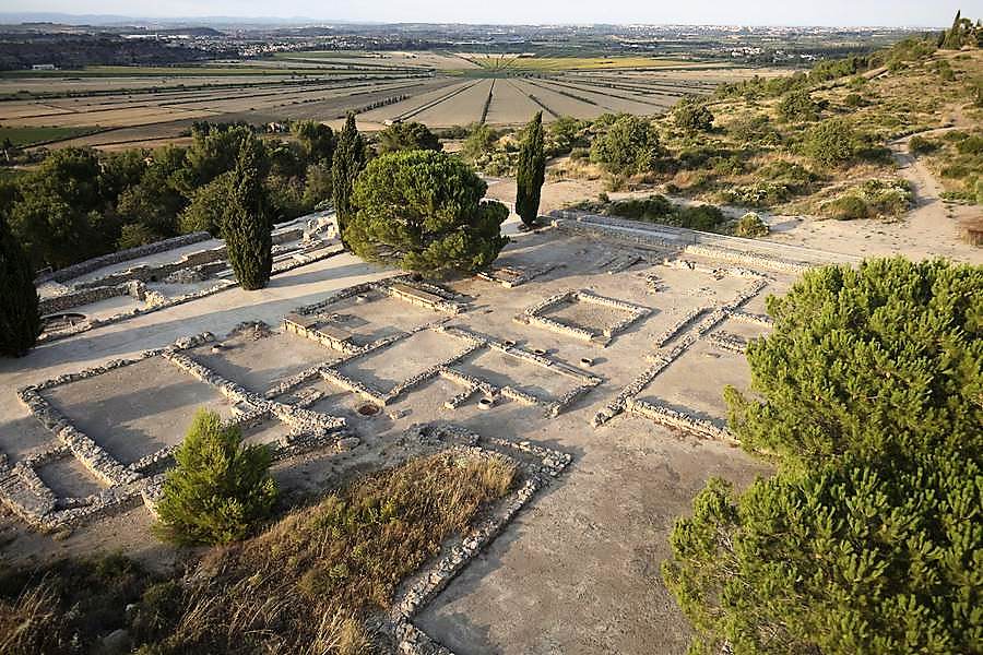 Ensérune © Office de Tourisme de la Domitienne - Rémi Marion Site d'Ensérune avec une vue vers l'Oppidum