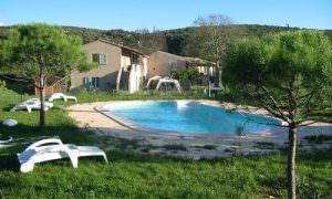 Piscine du gîte de groupe Mas Bruyères à Montoulieu