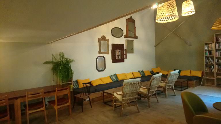 Salle de repos et de lecture du Georges Hostel & Café à Sète