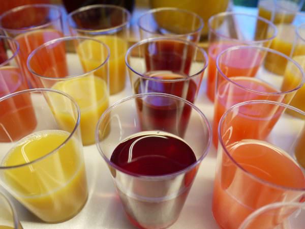 Plusieurs verres sirops de dégustation