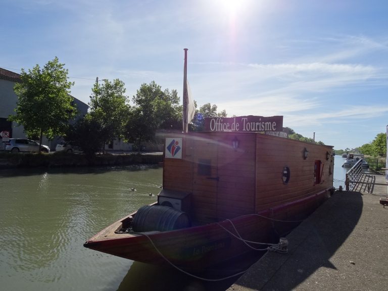 La Gabare est une gabare sur le Canal du Midi. Bureau d'Information Tourisme
