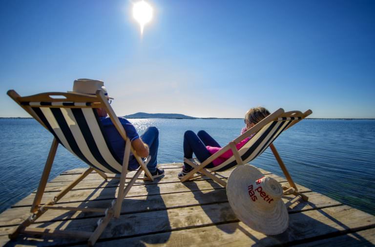 Un couple de jeuniors quincados profite du panorama sur l'étang de Thau au "Petit Mas" à Loupian