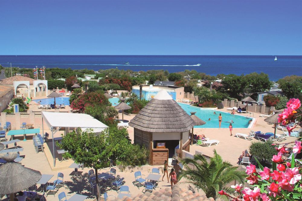 Vue aérienne piscine du campung Sandaya Tamaris à Frontignan