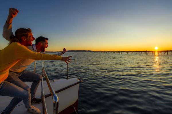 Lever de soleil sur l'étang de Thau sur le bateau Mansathau