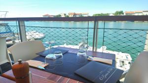 Table sur la terrasse au dessus de l'Hérault du restaurant O Grain de Sel au Grau d'Agde