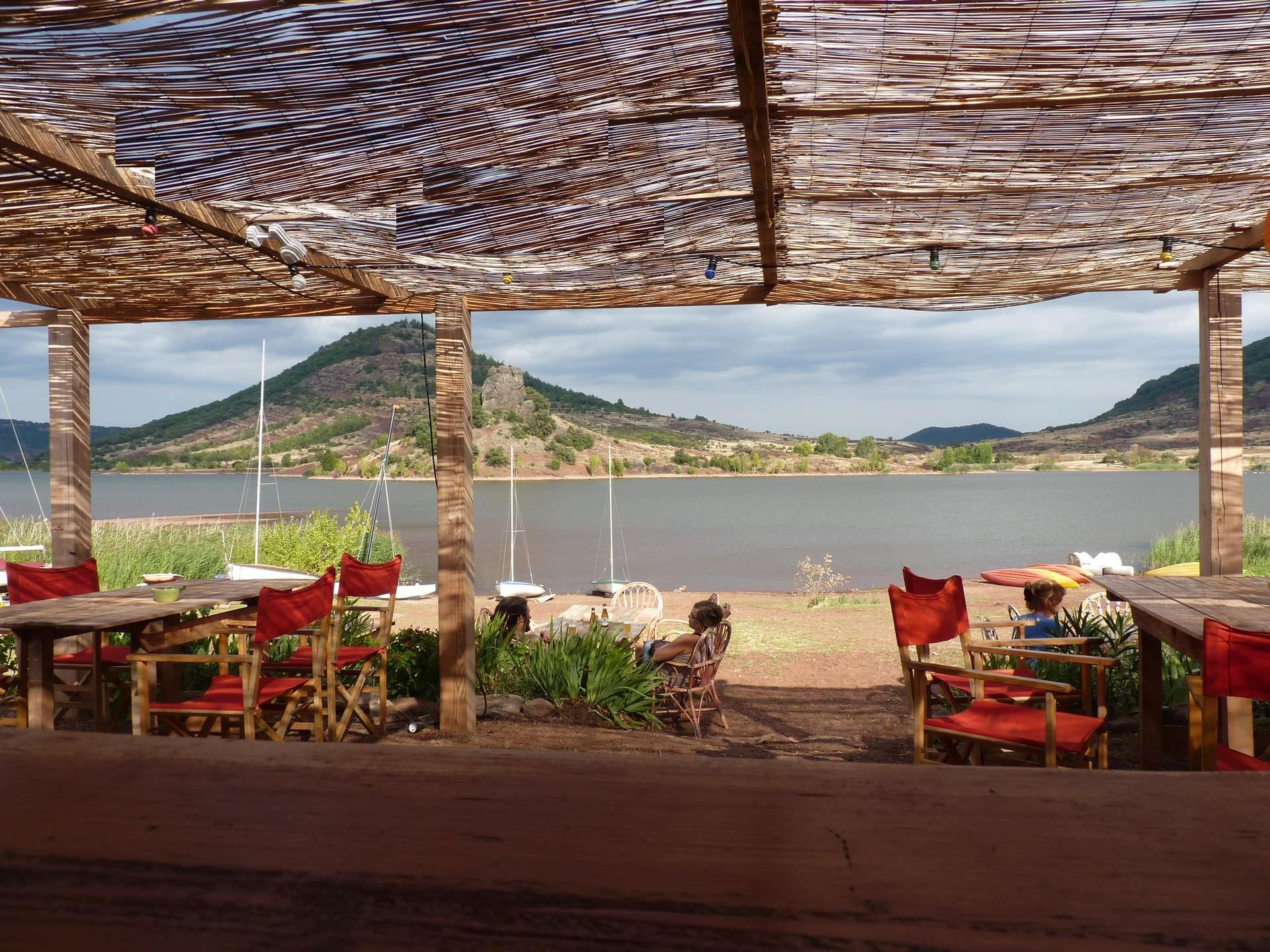 Terrasse de la Guinguette du Relais Nautique au bord du lac du Salagou